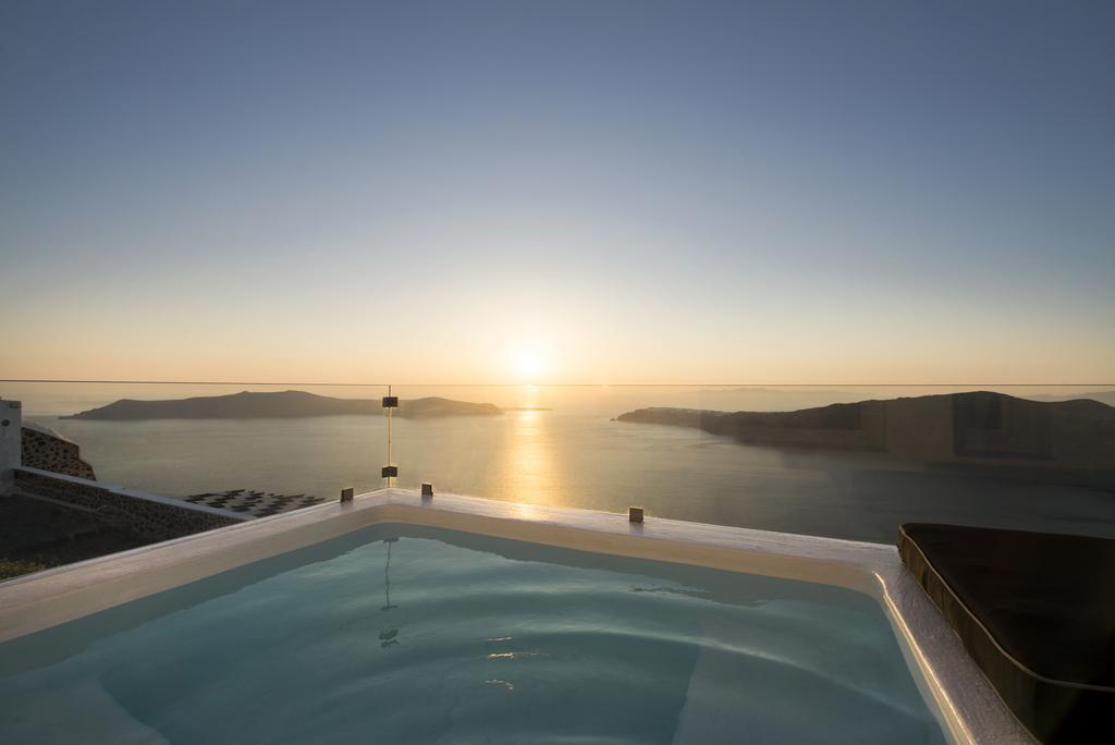 Avaton Suite with Outdoor heated Whirlpool, with Caldera and Sunset View